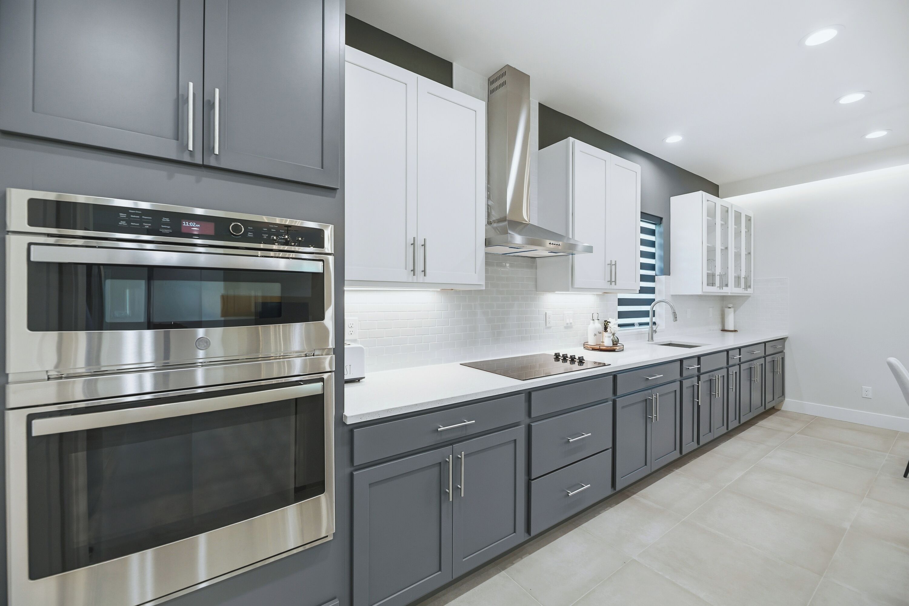 Kylskåp, mikrovågsugn, ugn och spishäll