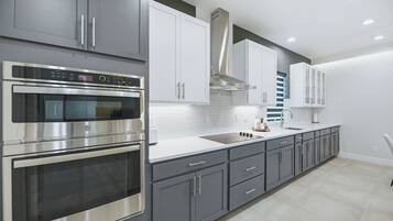 Geladeira, micro-ondas, fogão, cooktop