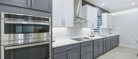 Refrigerador, microondas, horno, placa de cocina