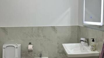 Comfort Triple Room | Bathroom