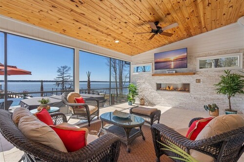 Sunset Serenity, Lake Marions Ultimate Dream Getaway Pool/swimspa/sleeps 16