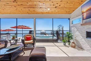 TV, fireplace - Sunset Serenity, Lake Marions Ultimate Dream Getaway Pool/swimspa/sleeps 16 (Summerton)