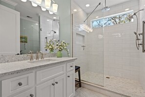Regadera, secadora de cabello, bidet, toallas 