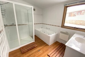 Regadera, toallas, jabón, shampoo 