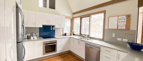 冷蔵庫、電子レンジ、オーブン、コンロ