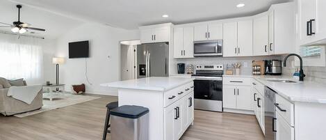 Frigorífico, microondas, horno y placa de cocina