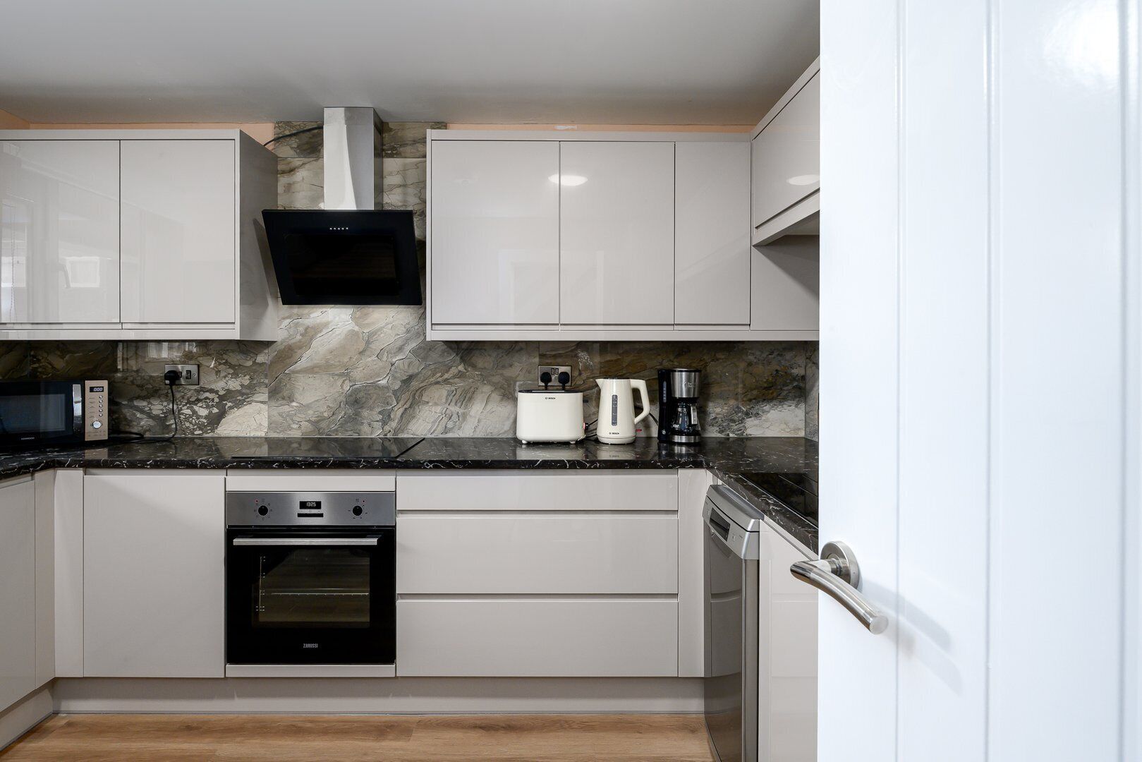 Een koelkast, een microgolfoven, een oven, een vaatwasser