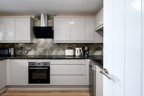 Een koelkast, een magnetron, een oven, een vaatwasser