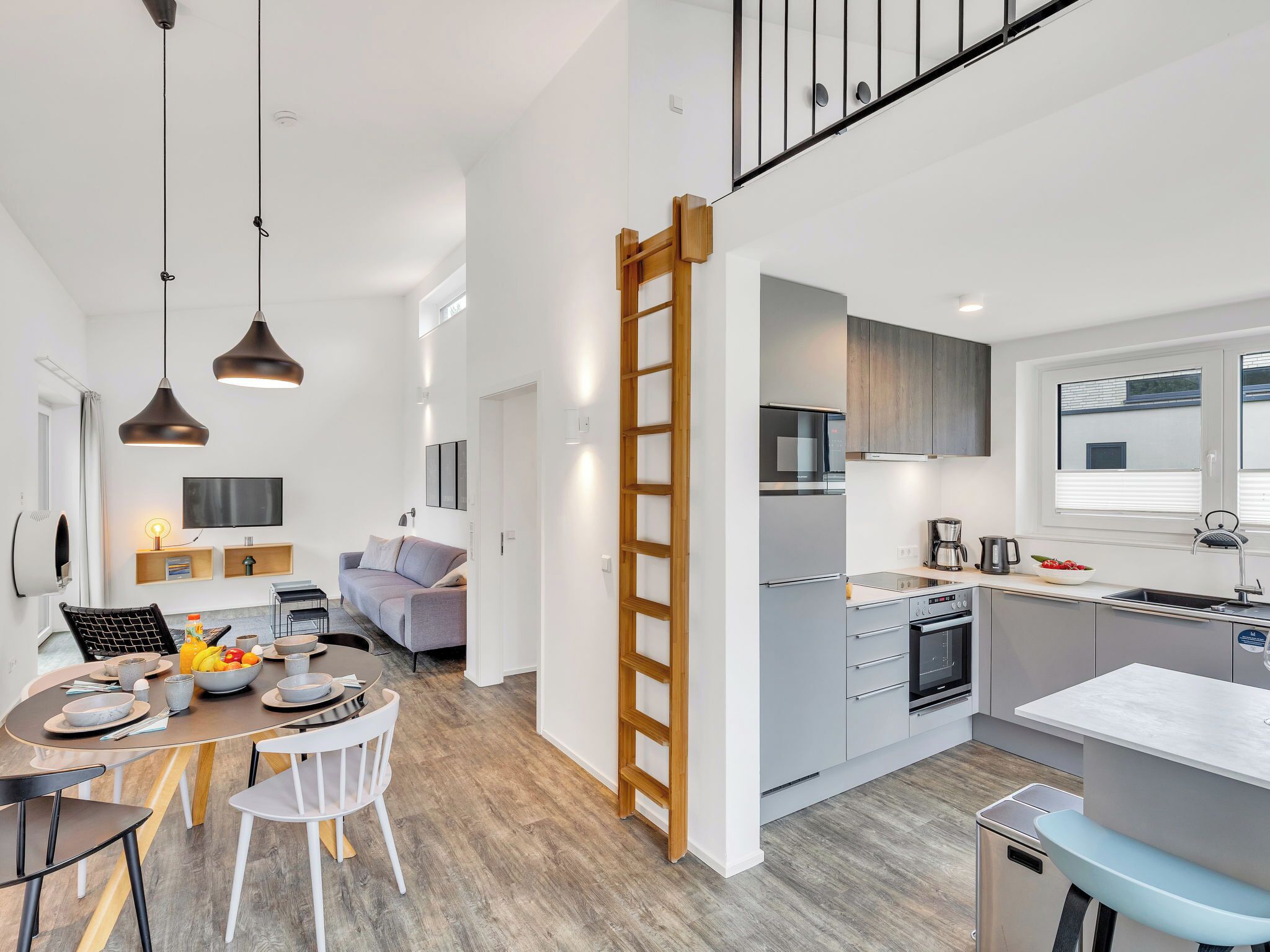 Een koelkast, een microgolfoven, een oven, een vaatwasser