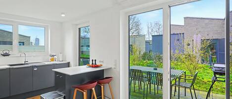 雪櫃、微波爐、焗爐、洗碗機