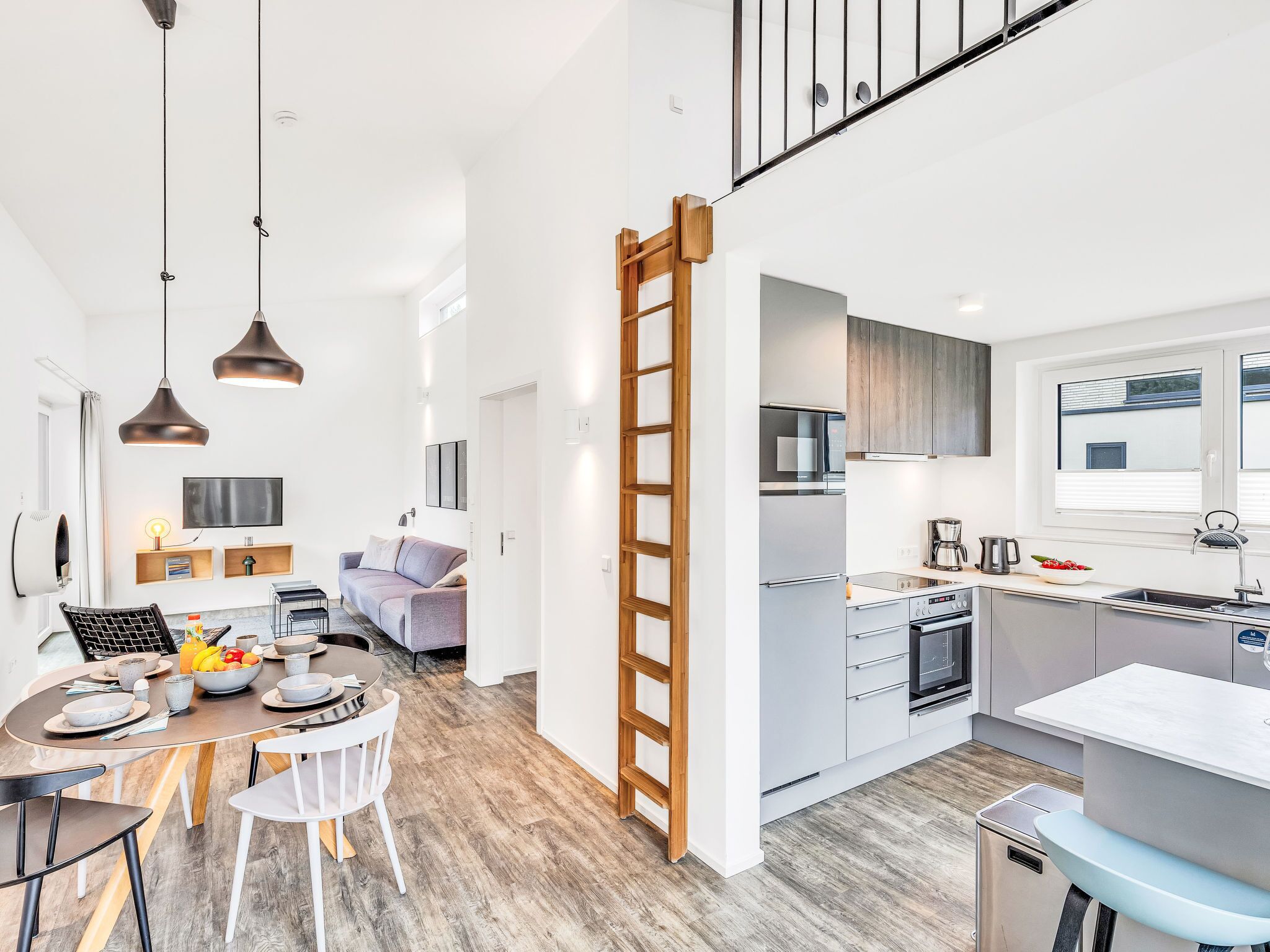 Een koelkast, een microgolfoven, een oven, een vaatwasser