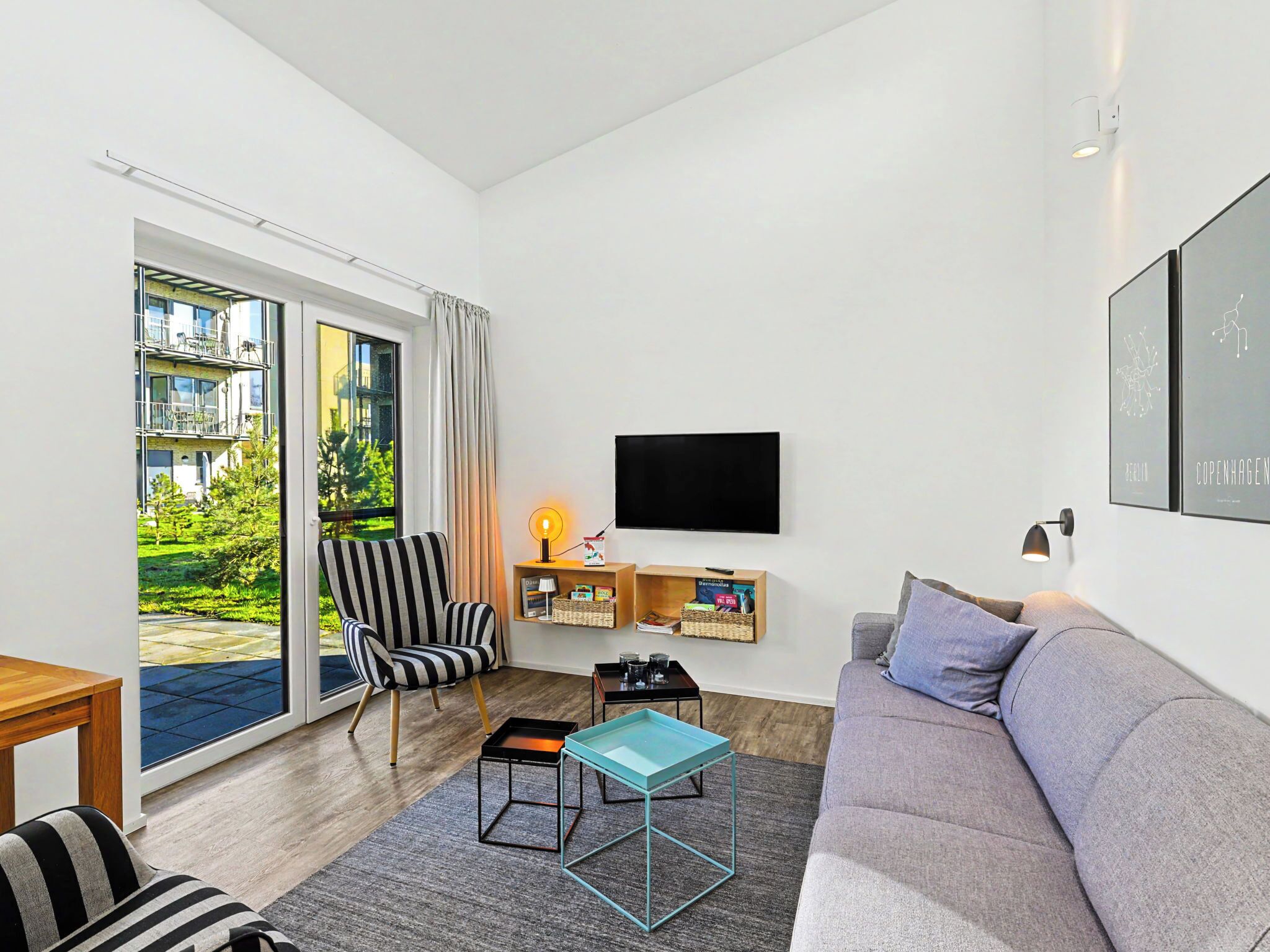 Una sala de estar moderna con un sofá, un sillón y una mesa de centro.