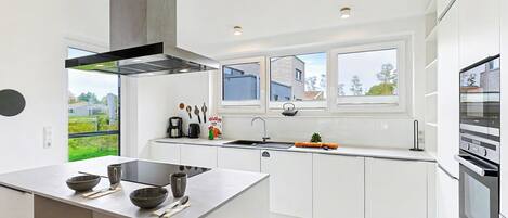 Geladeira, micro-ondas, fogão, lava-louças