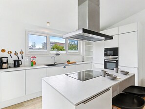 Jääkaappi, mikroaaltouuni, uuni, astianpesukone