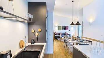 Kühlschrank, Mikrowelle, Ofen, Geschirrspüler
