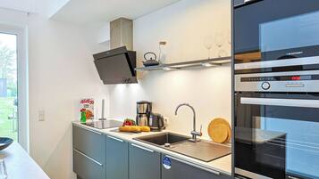 Kühlschrank, Mikrowelle, Ofen, Geschirrspüler