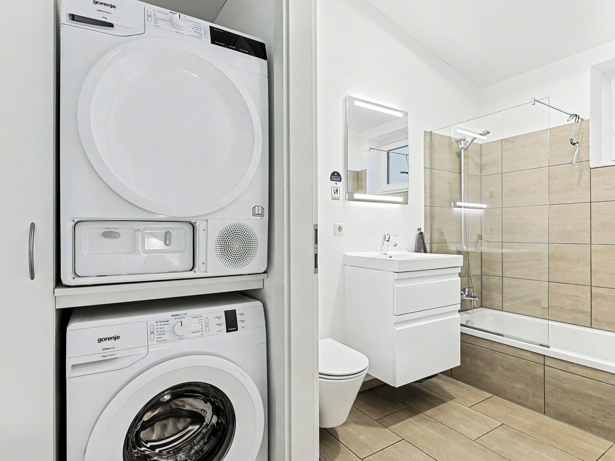 Un baño moderno con ducha, inodoro y lavabo.