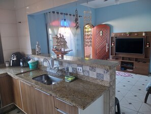 Microondas, horno, placa de cocina