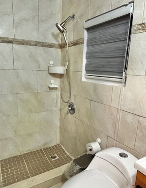 Secadora de cabello, toallas, jabón, shampoo 