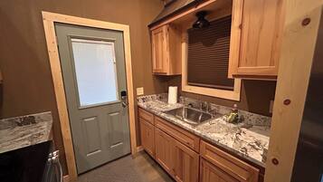 Mikrovågsugn, ugn, spishäll och diskmaskin