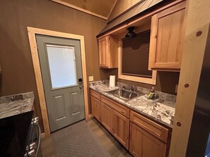 Microondas, horno, parrilla de estufa y lavavajillas 