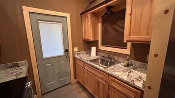 Cookware/dishes/utensils