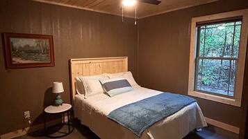 3 bedrooms, desk, iron/ironing board, WiFi (free)