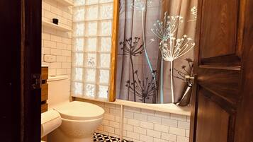 Haartrockner, HandtĂŒcher, Seife, Toilettenpapier