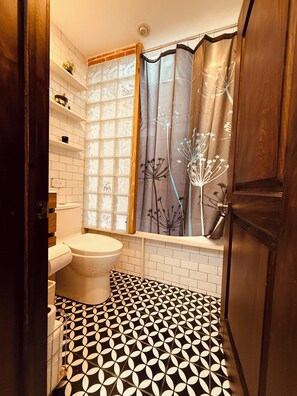 Sèche-cheveux, serviettes fournies, savon, papier toilette
