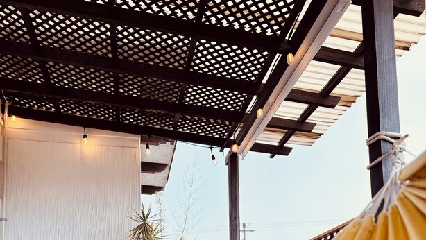 A hammock under a wooden pergola with a tiled floor and potted plants. - Casa Quetzal Xela, ideal house for a comfortable stay and central location. (Quetzaltenango)