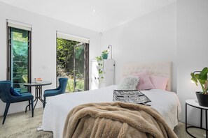 Leilighet – junior, bakgårdsutsikt | Skrivebord, skrivebord for bærbar PC og strykejern/-brett