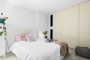 مكتب ومساحة عمل للكمبيوتر المحمول ومكواة/لوح كي وواي فاي مجانًا