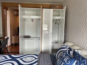 1 habitación, tabla de planchar con plancha, wifi y ropa de cama 