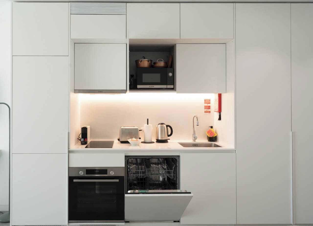 Kühlschrank, Mikrowelle, Ofen, Geschirrspüler