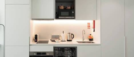 Kühlschrank, Mikrowelle, Ofen, Geschirrspüler