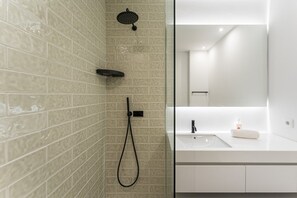 Ducha, secador de pelo, toallas