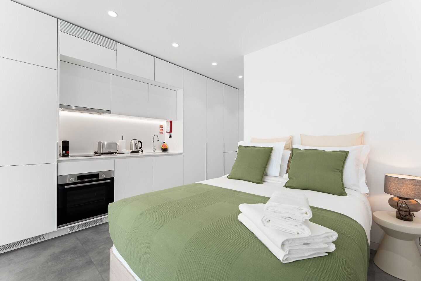 Skrivebord, strykejern/-brett, internettilgang og sengetøy