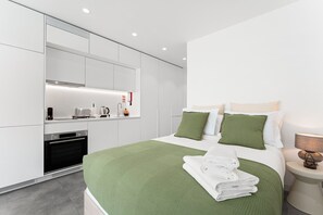 Una scrivania, ferro/asse da stiro, accesso a Internet, lenzuola