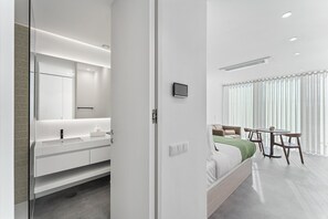 Een bureau, een strijkplank/strijkijzer, internet, beddengoed