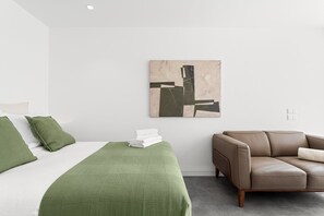 办公桌、熨斗/熨衣板、上网接入、床单