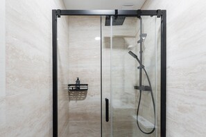 Dusche, Haartrockner, Handtücher