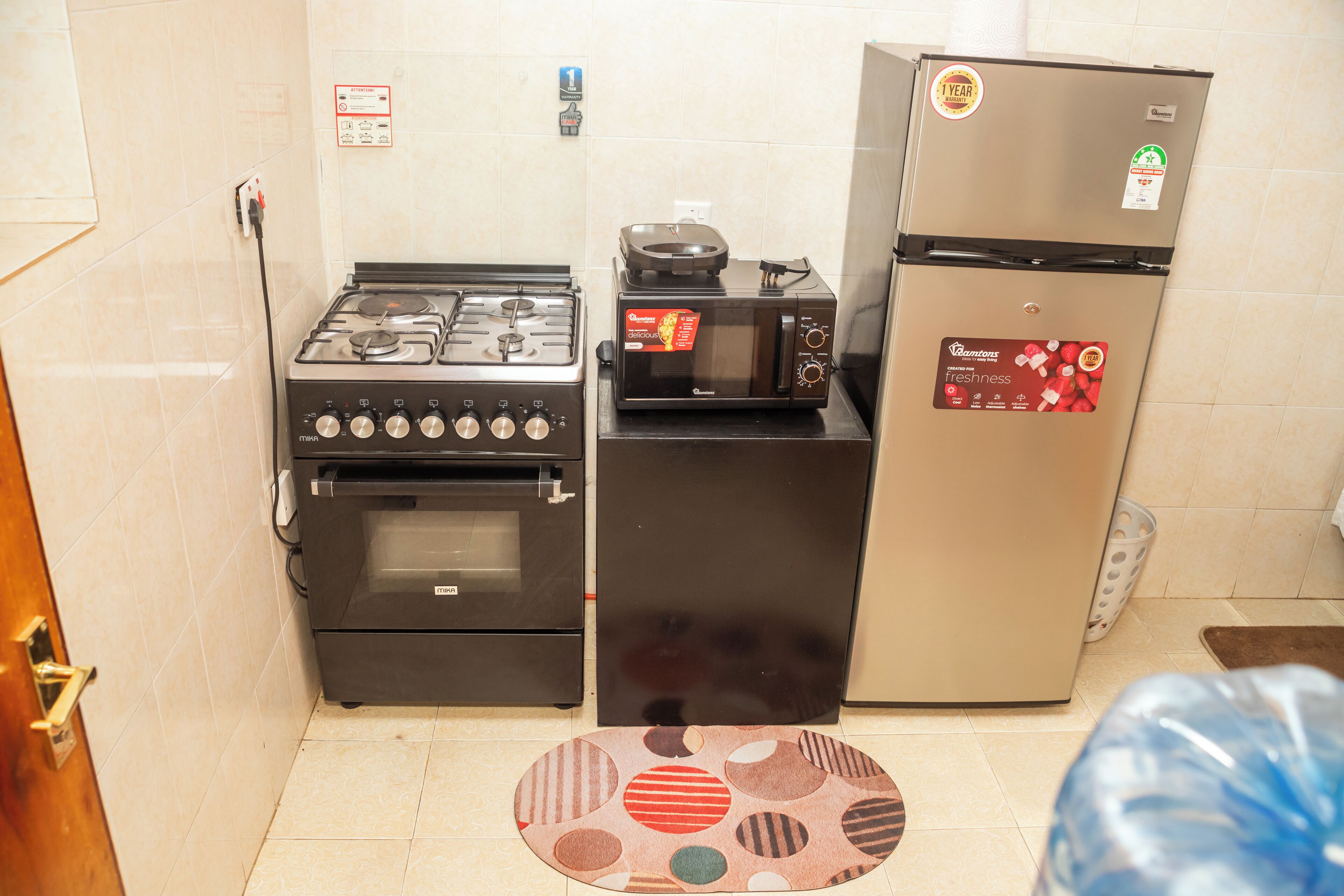 Micro-ondes, four, plaque de cuisson