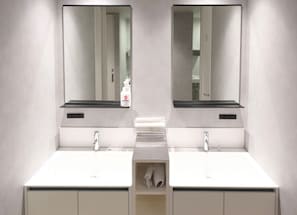 Shared bathroom - THE GAKUSUI - Hostel (Hakuba)