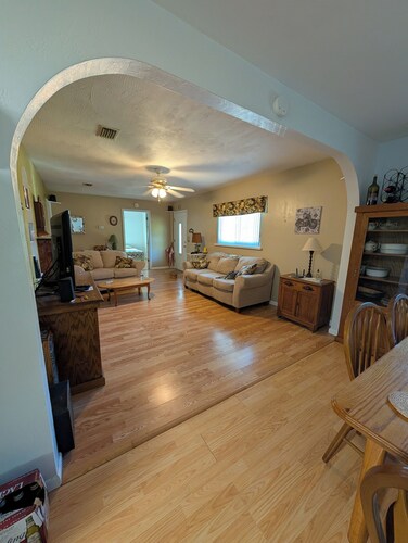 Adorable 2-bedroom house with AC in New Smyrna Beach