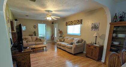 Adorable 2-bedroom house with AC in New Smyrna Beach