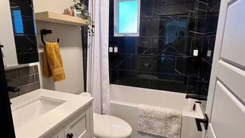 Haartrockner, Handtücher, Seife, Shampoo