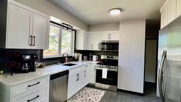 雪櫃、微波爐、焗爐、爐具