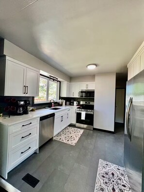 Frigorífico, microondas, horno y placa de cocina