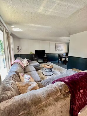 Smart TV, fireplace - Your Home away from Home. (Lethbridge)