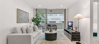 West End Flat With Pool and BBQ Access